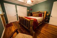 Lake Logan Serenity - Lakeside Cabin, Pets Welcome, Hot Tub, Fishing, Swimming 藍嶺山道附近的飯店