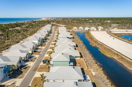 Walk 2 Beach n Pools, Screened Patio, 6ppl golf cart, outdoor dining n bonfire