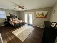 Riverside Roost -bourbon themed waterfront home Hotels in Woodford County