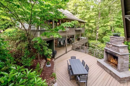 Mountain Chalet Connestee Hot Tub Hiking Dogs