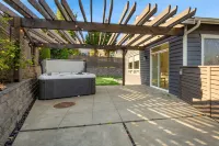Luxury Martha Lake View Home w/Hot Tub Hotels near Seattle Premium Outlets