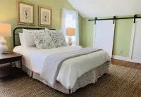 Cozy 1814 farmhouse minutes to wineries, parks, golf and Lake Erie.