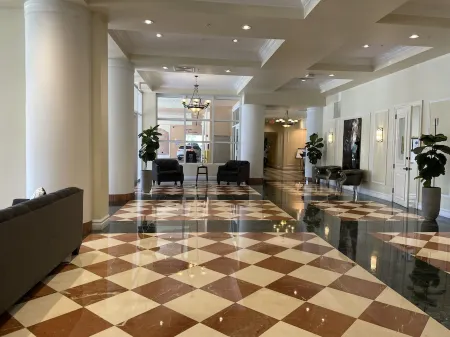 Luxury Condo Across from the Beach. STR-00342