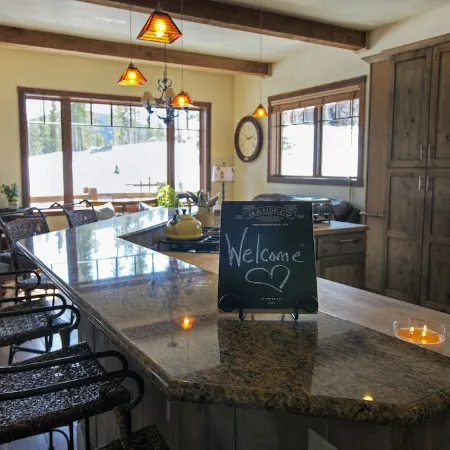Summer Fun Home ! Zipline, Tramp, Firepit, Trails, Big Views, Kid & Pet Friendly