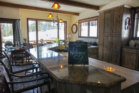 Fun home,zipline,tramp,trail access,hot-tub,mtn views,kid&pet👍town skihill close Отели рядом с достопримечательностью «Riverwalk Center at Breckenridge»