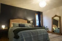 Cosy Nest Welcomes Pets. Comfortable Work-from-Home Space, & Garage Parking.