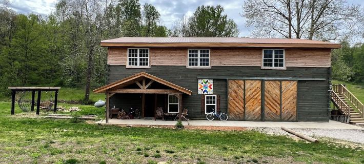 Comfortable cabin. French Lick. Close to everything. Pet friendly. WiFi. Acerage Hotels in Orange County