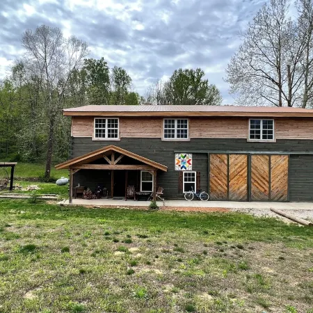 Comfortable cabin. French Lick. Close to everything. Pet friendly. WiFi. Acerage