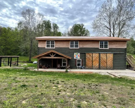 Comfortable cabin. French Lick. Close to everything. Pet friendly. WiFi. Acerage Hotels in Orange County