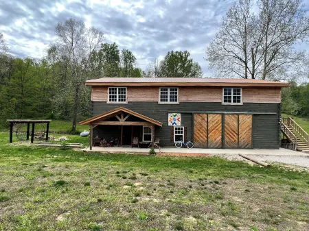 Comfortable cabin. French Lick. Close to everything. Pet friendly. WiFi. Acerage