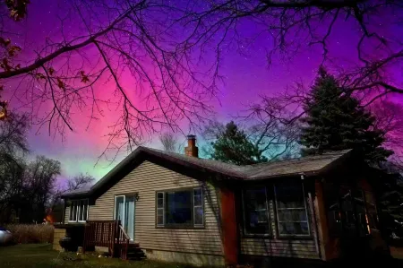 3Br Cabin on the Lake with Sandy Beach, Kayaks, Docks and Firepit