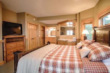 Lakefront Condo: Pool, Hot Tub, Sauna, Fireplaces, Deck