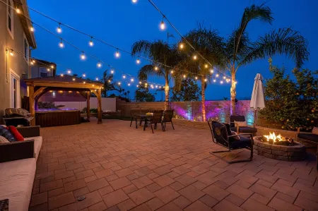 Spacious Home 7mi to Beach, King Bed, Spa, Firepit, Games, Perfect for Groups