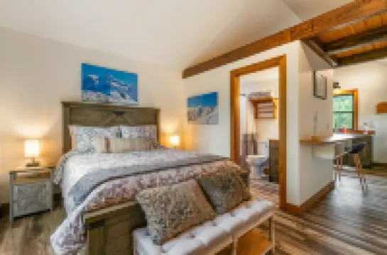 Cozy Studio Apartment Maple Falls, with Hot Tub