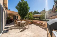 Mediterranean Oasis Villa / pool and bbq / koi pond Hôtels à proximité de : Millennium Dance Complex