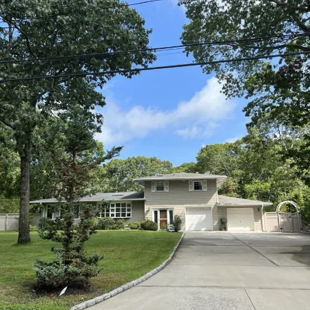Cozy Hamptons get away, pool, minutes from beaches, shops, restaurants and more!