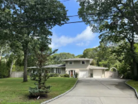 Cozy Hamptons get away, pool, minutes from beaches, shops, restaurants and more!