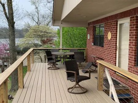 Lake House in Hot Springs with newly remodeled deck on Lake Hamilton Отели в г. Пайни