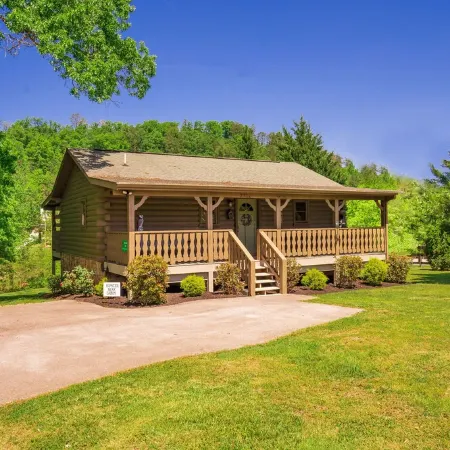 Get Hip ~ Close 2 Attractions - Hot Tub - Firepit - King Suite - Flat Drive