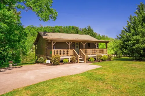 Fall Foliage ~ Close 2 Attractions - Hot Tub - Firepit - King Suite - Flat Drive