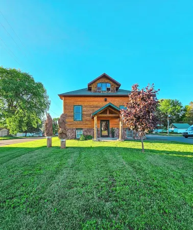 Downtown Isle; one block to Lake Mille Lacs beach!