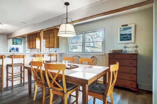 Ultimate Family Lakehouse- wide water views!