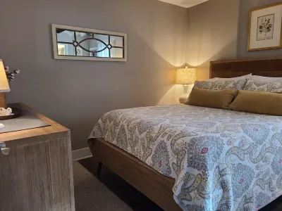 3 BR/2 Bath Historic District~ 7 Bl to Downtown~20 mins to BEACH/Pass INCL Hotels near Pick Pocket Plantation Dr