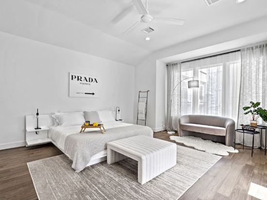 Modern Townhome near Galleria - Garage Gym / Private Backyard
