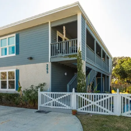 Beachy Getaway–Cozy, Clean & Equipped w/ All Essentials! Relax, Enjoy & Refresh!