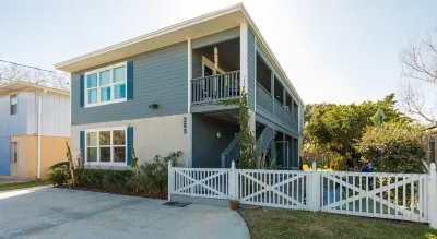 Cozy, ground floor apt 5 min walk to bch. PET friendly. FREE bottle of PROSECCO