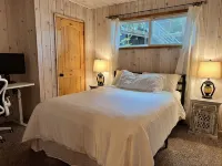 Cabin w/ Spa - minutes from the Lake, Kings Beach, Tahoe City & Ski Resorts