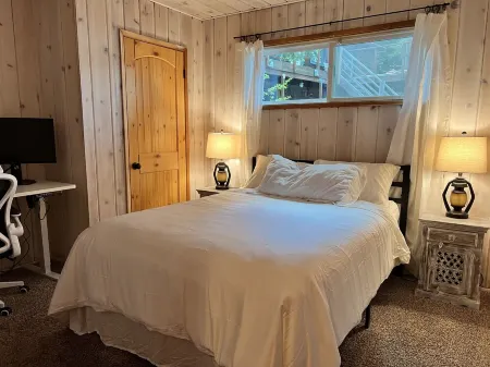 Cabin w/ Spa - minutes from the Lake, Kings Beach, Tahoe City & Ski Resorts Отели в г. Carnelian Bay