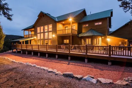 MASSIVE 9 BEDROOM LUXURY CABIN! PERFECT FOR REUNIONS AND RETREATS!