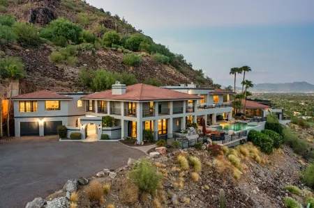 Mansion on the Mountain! Spectacular Views of Camelback Mountain Отели рядом с достопримечательностью «Mountain Shadows Resort Scottsdale»