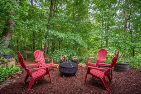 Great Location! Walk to Resort Amenities! Watch Golf from Deck! Pool Table!