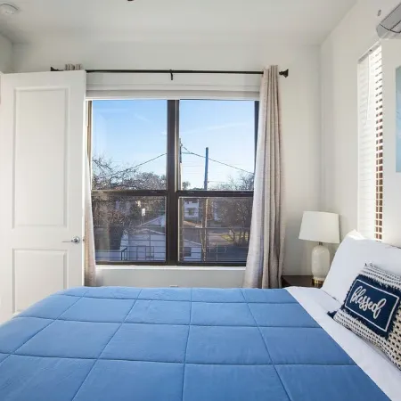 Hidden Downtown Gem- SwimSpa&FreeParking& Rooftop DT View; Walk2 Moody&UT&6th St