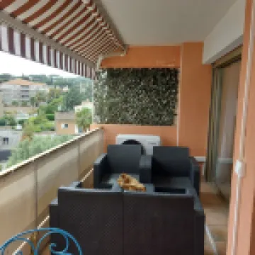 Flat with air-conditionning, close the town-center, the beaches,private parking.