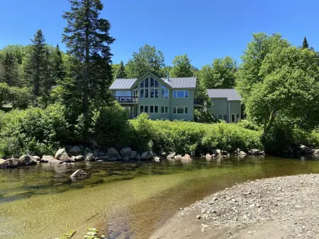 Riverfront Home in Bretton Woods Ski Area - Close to the Lifts, Views, Location! Отели в г. Карролл