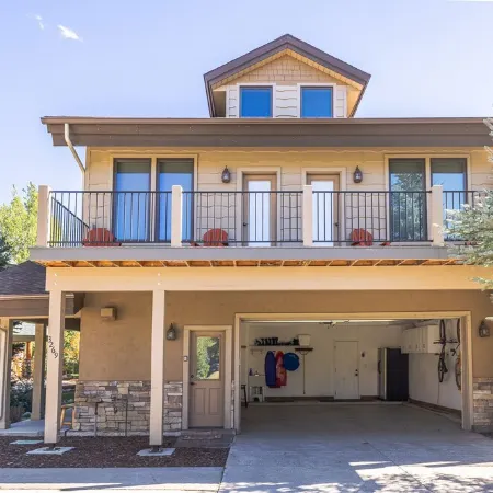 Large Luxury Home w/ Private Hot Tub / Garage