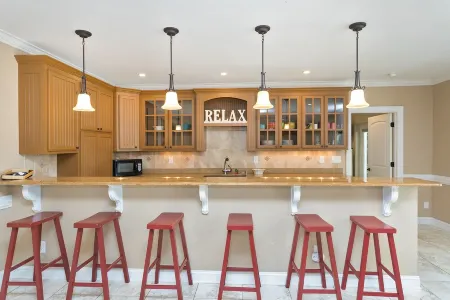 #1 Lkg Family Retreat- Heated Pool, Golf Range, Firepit & Bocce, New 200HP Boat!