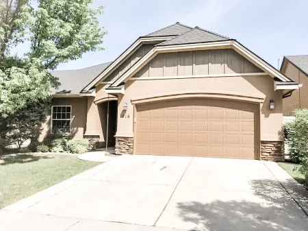 Clean, Comfy, and Cozy Near EverythingFamily and Dogs Friendly:)