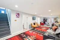 Vibrant  Pet and Family friendly fully fenced yard great location