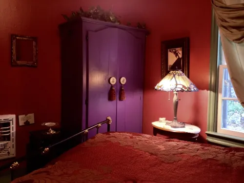 Charming Cottage in Historic District Close to Downtown