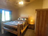 Beautiful, Serene Log Cabin Lodge - balcony