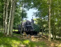 Private & pet-friendly mountain escape with fenced-in yard ✺ 2 miles to resort