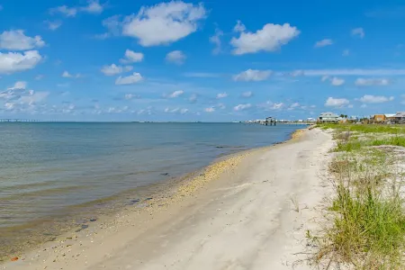 Beachfront Bay and Gulf  , Lookout and Pier , Crab Traps , Fishin Poles !!