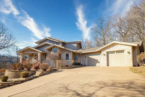 Stunning 5 bdm home on The General in Galena Territory!