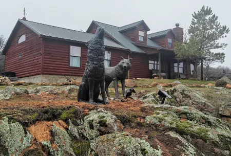 Mountainside Cabin in Medicine Park-Stunning Views-Borders Ft. Sill-Sleeps 16