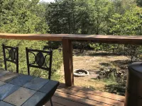 River cabin w access.  close to town. Hot tub! 35 foot deck