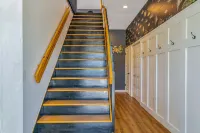 Large Cottage Steps to the beach!